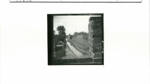 运河畔砖墙与宝塔景.jpg