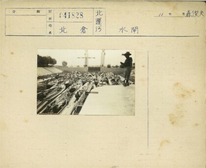 运河船只与城市建筑风光.jpg