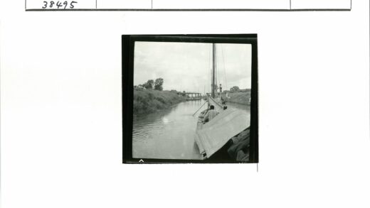 运河船行两岸绿树桥影.jpg