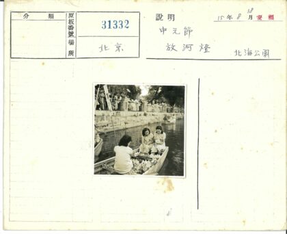 运河花船与岸边人群.jpg