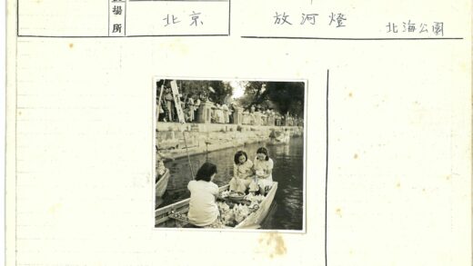 运河花船与岸边人群.jpg