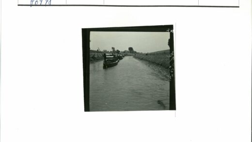 运河货船航行田园风光.jpg