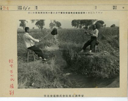 运河边两人舀水场景.jpg