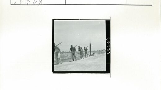 运河边四人扛杆行路.jpg