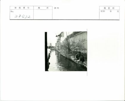 运河边洗盘子的人与树影建筑.jpg