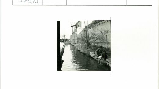 运河边洗盘子的人与树影建筑.jpg