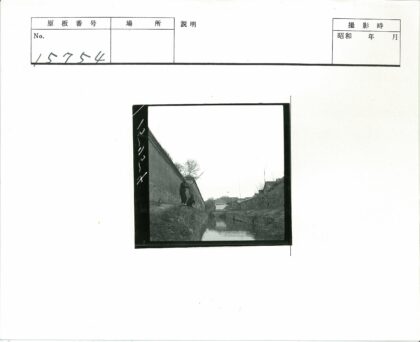 运河边砖墙旁两人垂钓.jpg