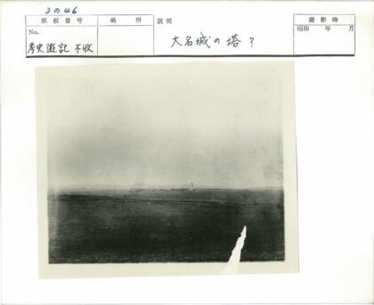 远山古建筑黑白风景照.jpg