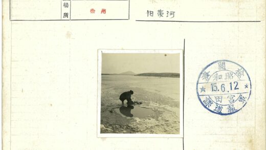 远山晴空下蹲水坑的人.jpg