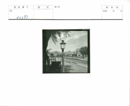 远山火车站古灯柱与长凳景色.jpg