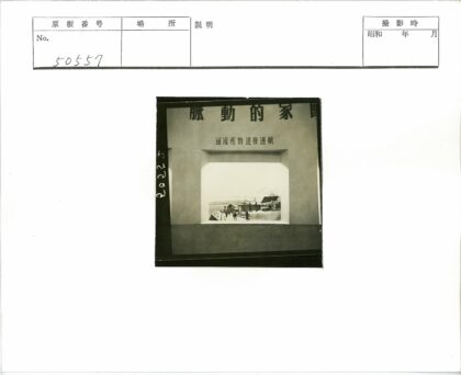 远山船影与行人建筑窗景.jpg