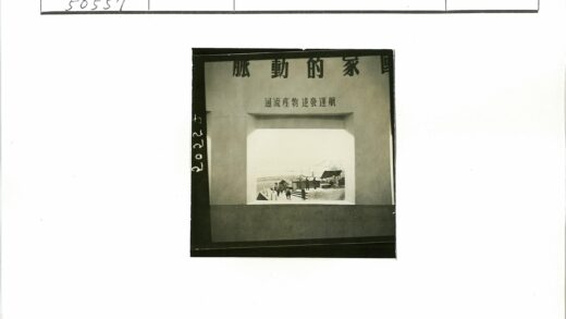 远山船影与行人建筑窗景.jpg