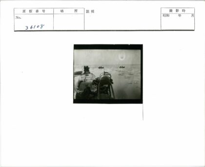 远洋浮冰与船只航行.jpg