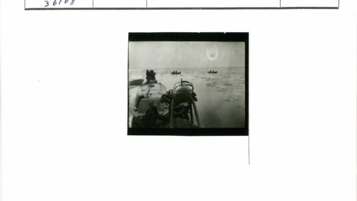 远洋浮冰与船只航行.jpg