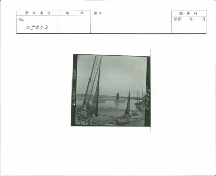 退潮帆船阴天海岸.jpg