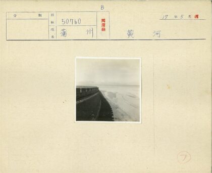 退潮时的海边堡垒墙.jpg