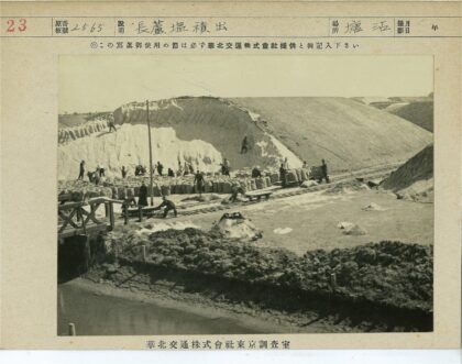 采石场工人户外活动与木桥景观.jpg