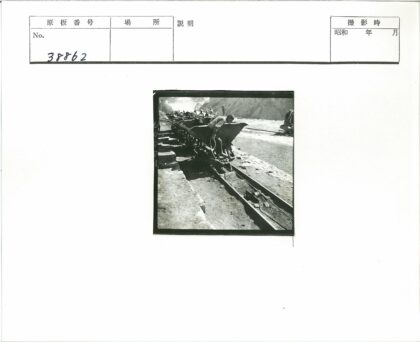 采石场矿车与工人工作场景.jpg