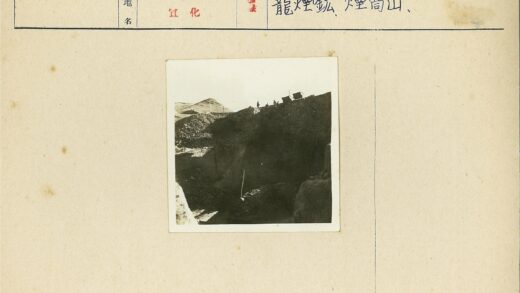 采石场高墙与山顶人车.jpg