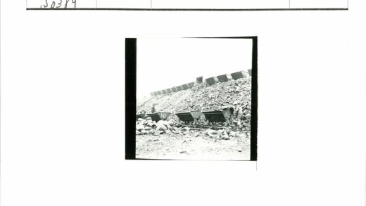 采矿车在岩石斜坡作业.jpg