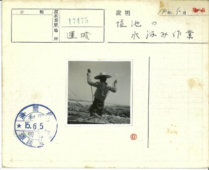 野外搬运绳索的草帽人.jpg