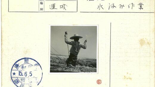 野外搬运绳索的草帽人.jpg