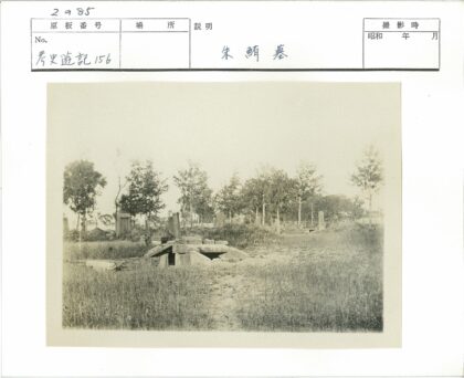 野外石构建筑与自然景观.jpg
