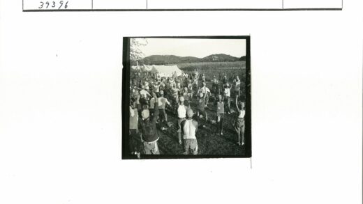 野外运动与帆布帐篷远山晴空.jpg