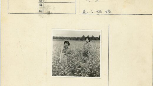 野花地中的微笑与花.jpg
