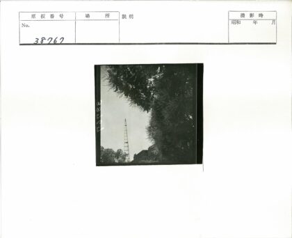 金属塔与建筑黑白照.jpg
