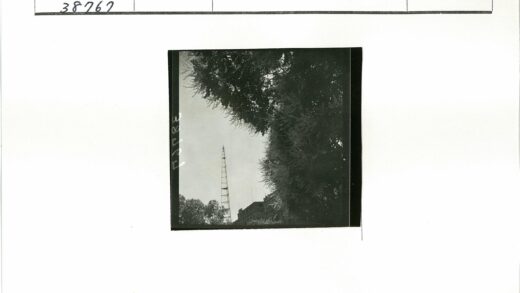 金属塔与建筑黑白照.jpg