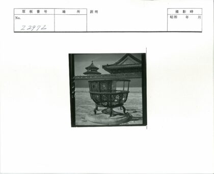 金属大锅与亚洲宝塔建筑.jpg