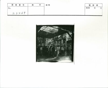 金属屋顶下人群集会横幅展示.jpg