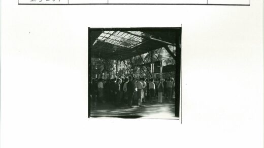 金属屋顶下人群集会横幅展示.jpg