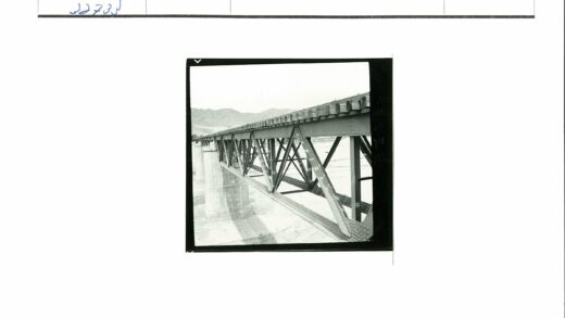 金属桁架桥与山脉景观.jpg