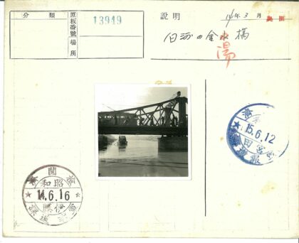 金属桥上行人俯瞰河中船只.jpg