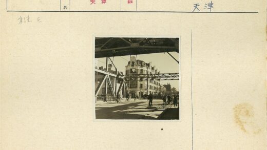 金属桥下骑自行车的人群.jpg
