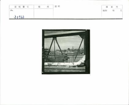 金属桥俯瞰河流与建筑.jpg