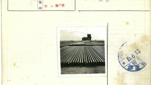 金属管道延伸至远方建筑.jpg