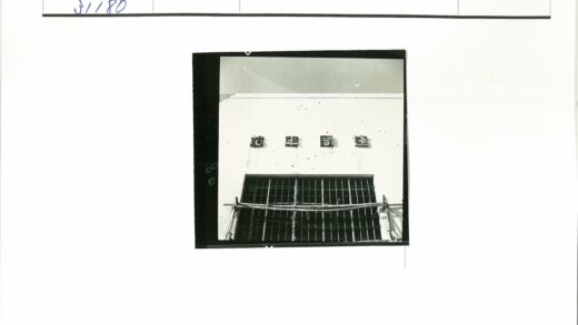 金属网格窗竹架建筑.jpg