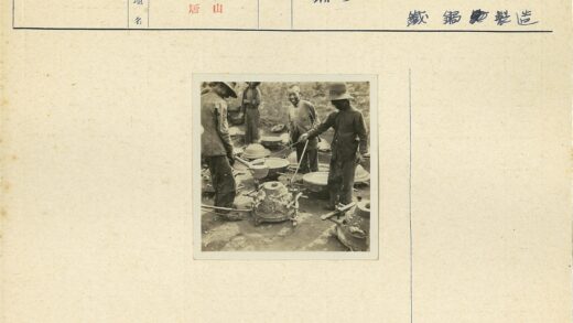 金属铸造三人协作工作场景.jpg