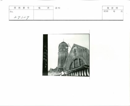 钟塔与装饰建筑街景.jpg