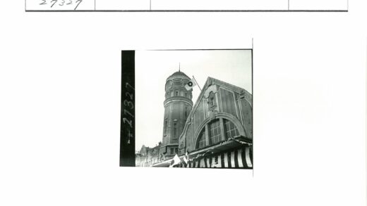 钟塔与装饰建筑街景.jpg