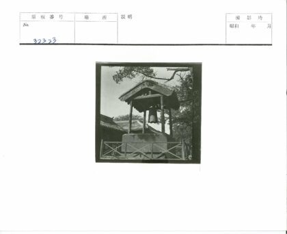 钟楼与传统建筑户外风景.jpg