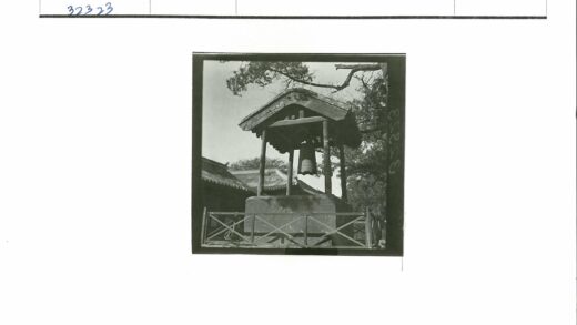 钟楼与传统建筑户外风景.jpg