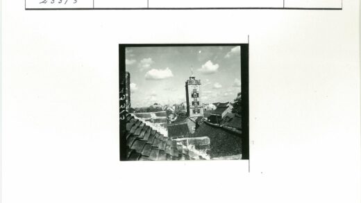 钟楼与传统瓦顶建筑群.jpg