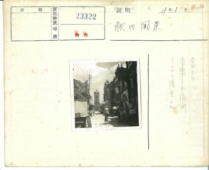 钟楼前街道建筑与行人自行车.jpg