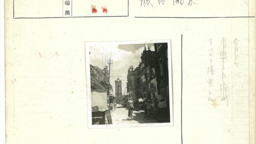 钟楼前街道建筑与行人自行车.jpg