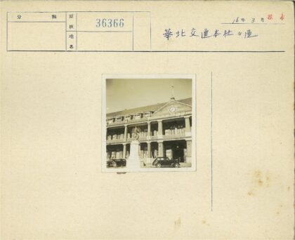 钟楼前雕像与老爷车.jpg