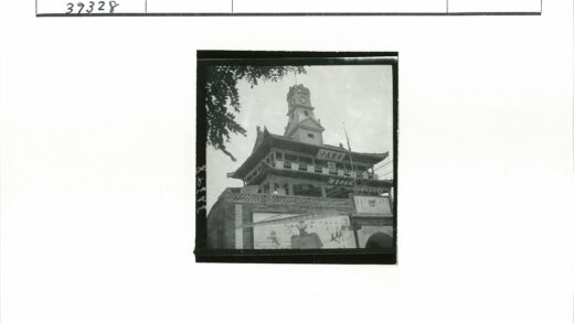 钟楼宝塔建筑街景.jpg